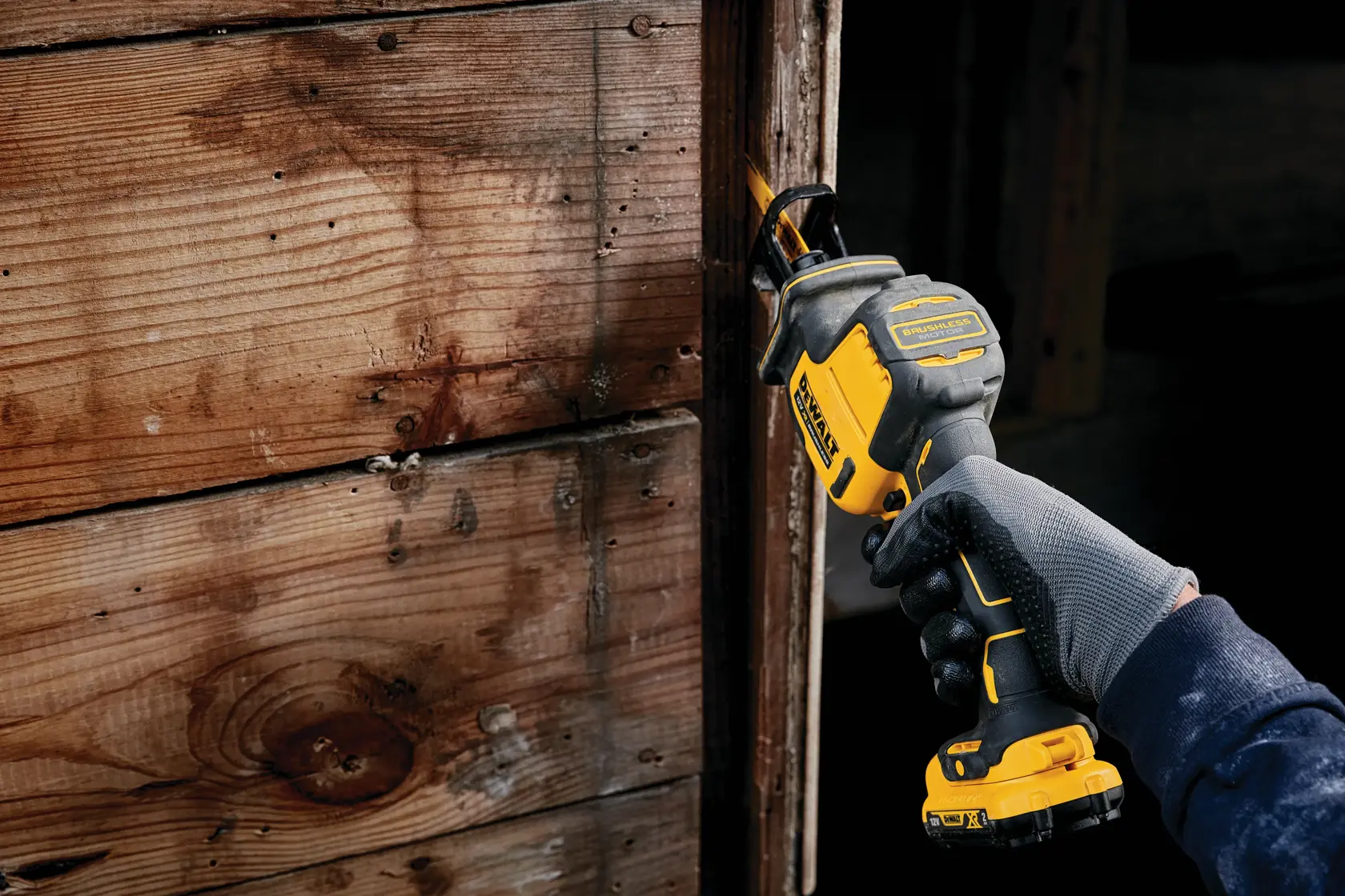 12V XR® kompaktní mečová pila s bezuhlíkovým motorem (pouze nářadí)
