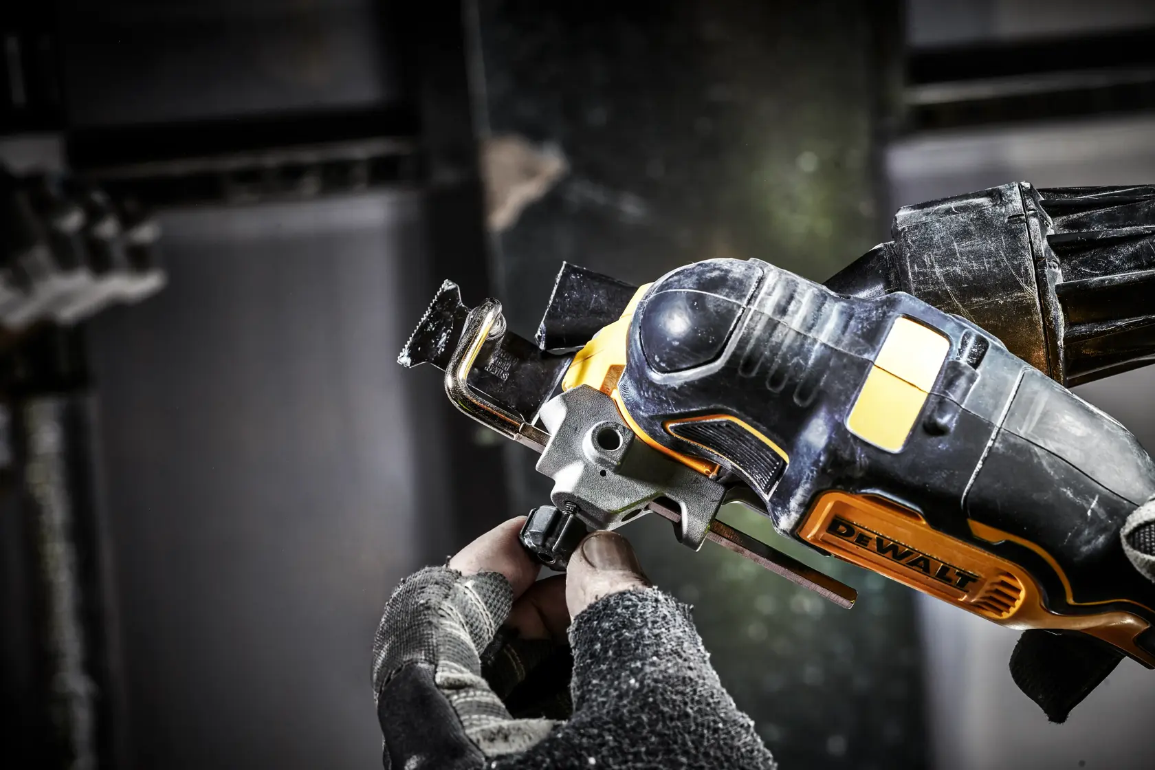 Univerzální kmitající nářadí 18 V XR s 3 převodovými stupni a bezuhlíkovým motorem - 2 × 5 Ah