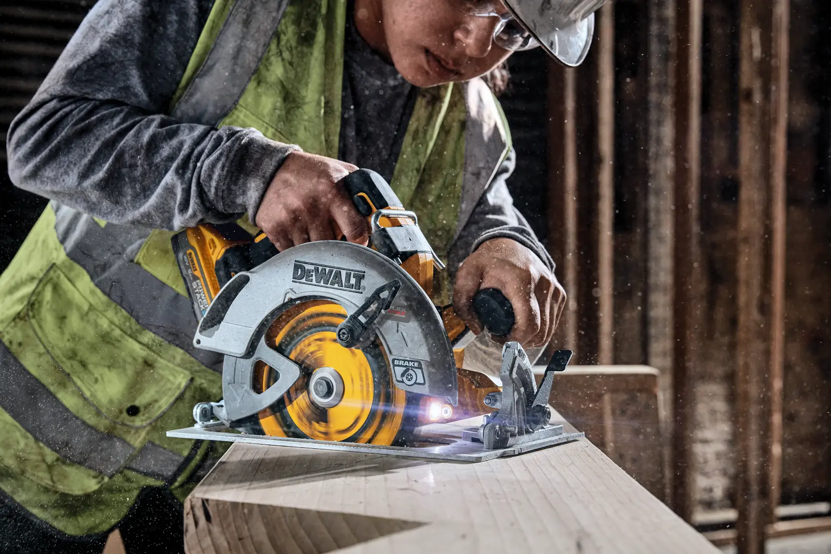 Kotoučová pila 18V XR, 190 mm, s bezuhlíkovým motorem - 2 x akumulátor POWERSTACK 5AH