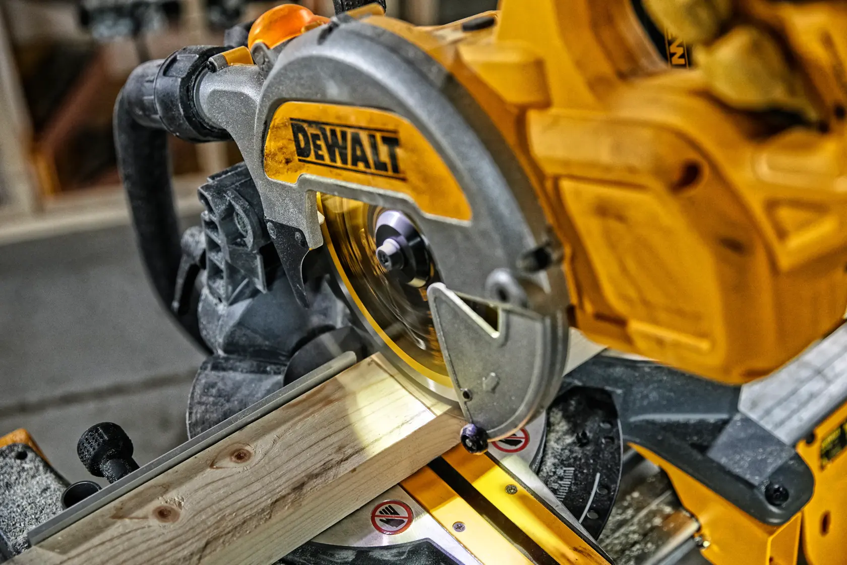 54V XR FLEXVOLT 216 mm pokosová pila - 6,0 / 2,0 Ah