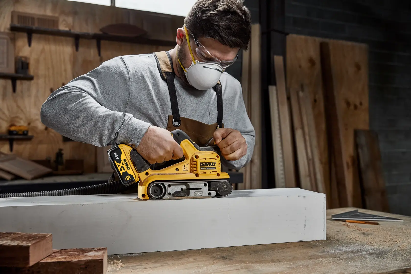 18V XR® pásová bruska s bezuhlíkovým motorem - 2x 5Ah