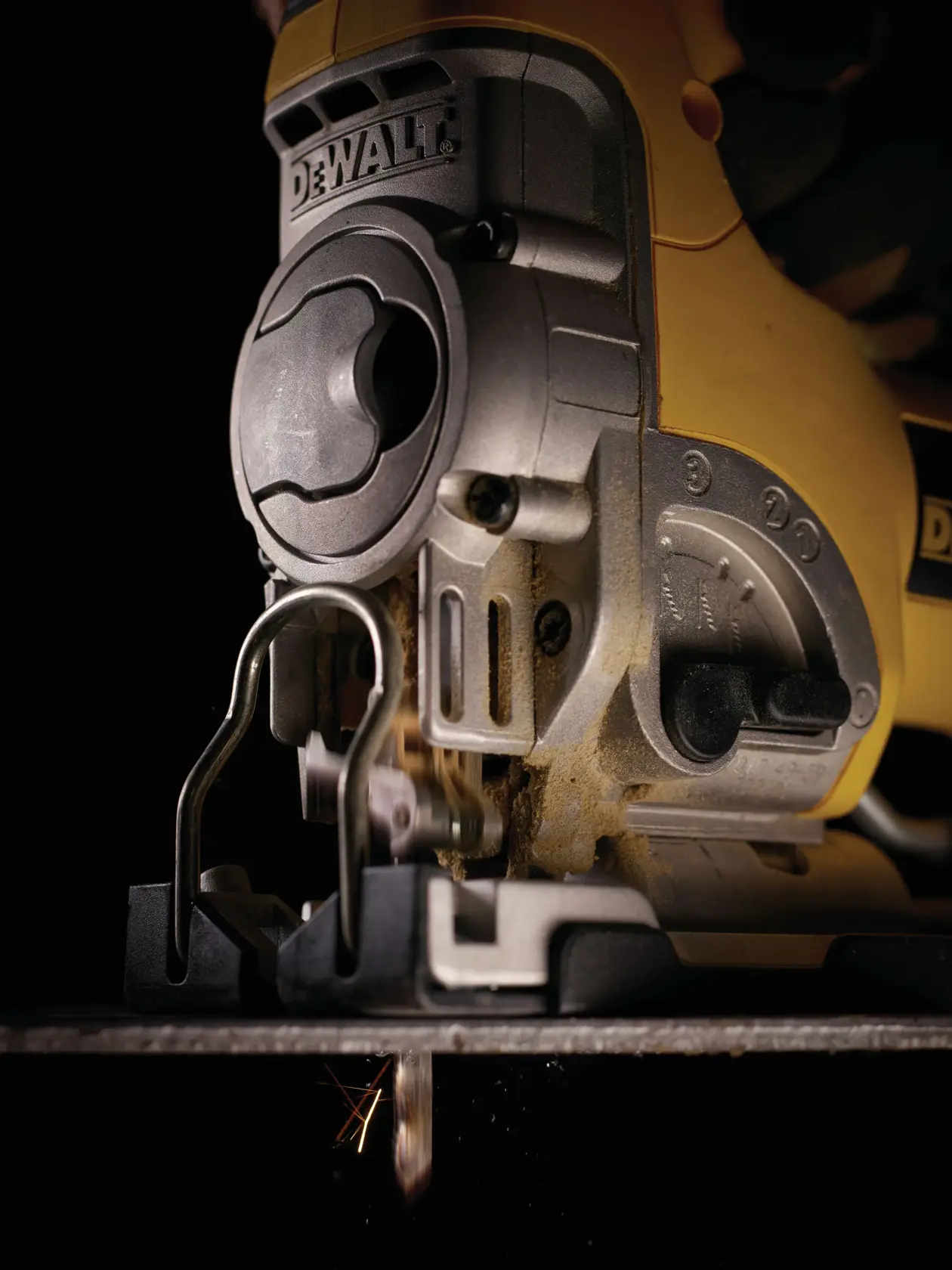 Primer plano de una sierra caladora DEWALT cortando. Se ven detalles de la herramienta y la hoja.