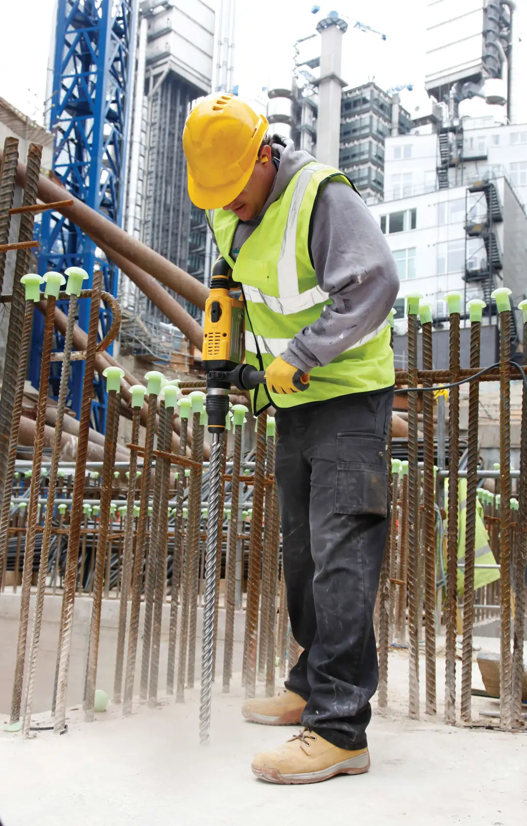 DEWALT DT9426, DT9426-QZ von Arbeiter zum Betonbohren genutzt. Baustelle. Kategorie Fotografie.