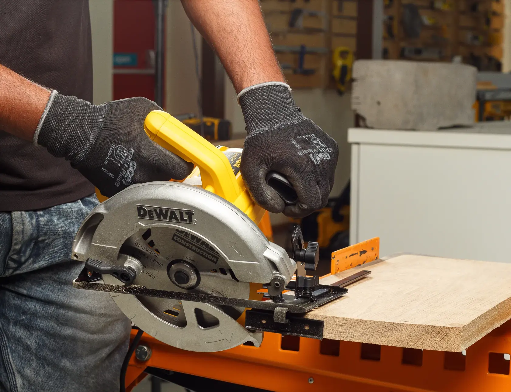 Graphique montrant la marque DEWALT XTREME Sub-Compact Series avec le slogan 'Compact et performance garantie' sur un fond jaune.