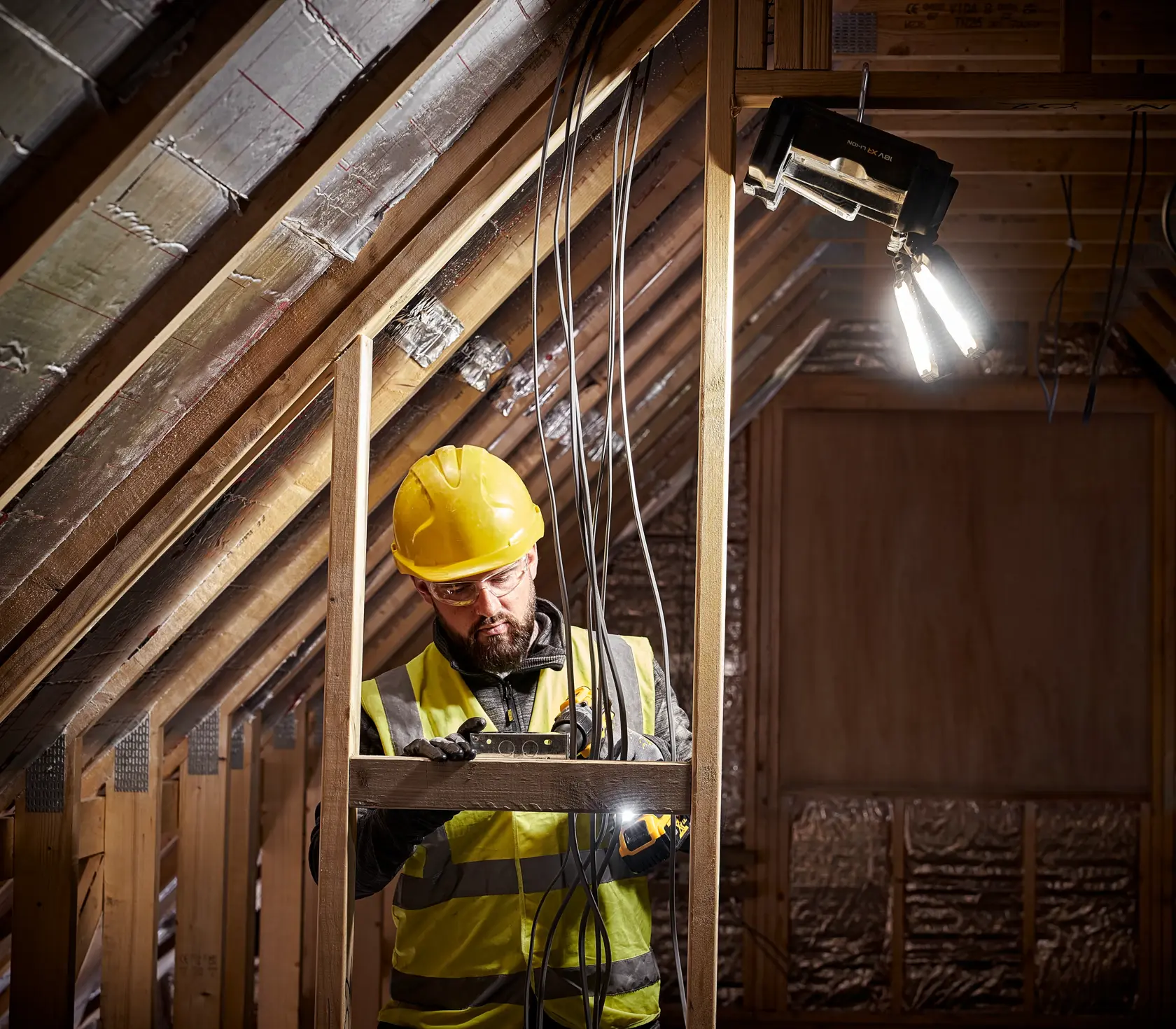 DEWALT® TOUGHSYSTEM® 2.0 Nastavitelné pracovní světlo s úložným prostorem
