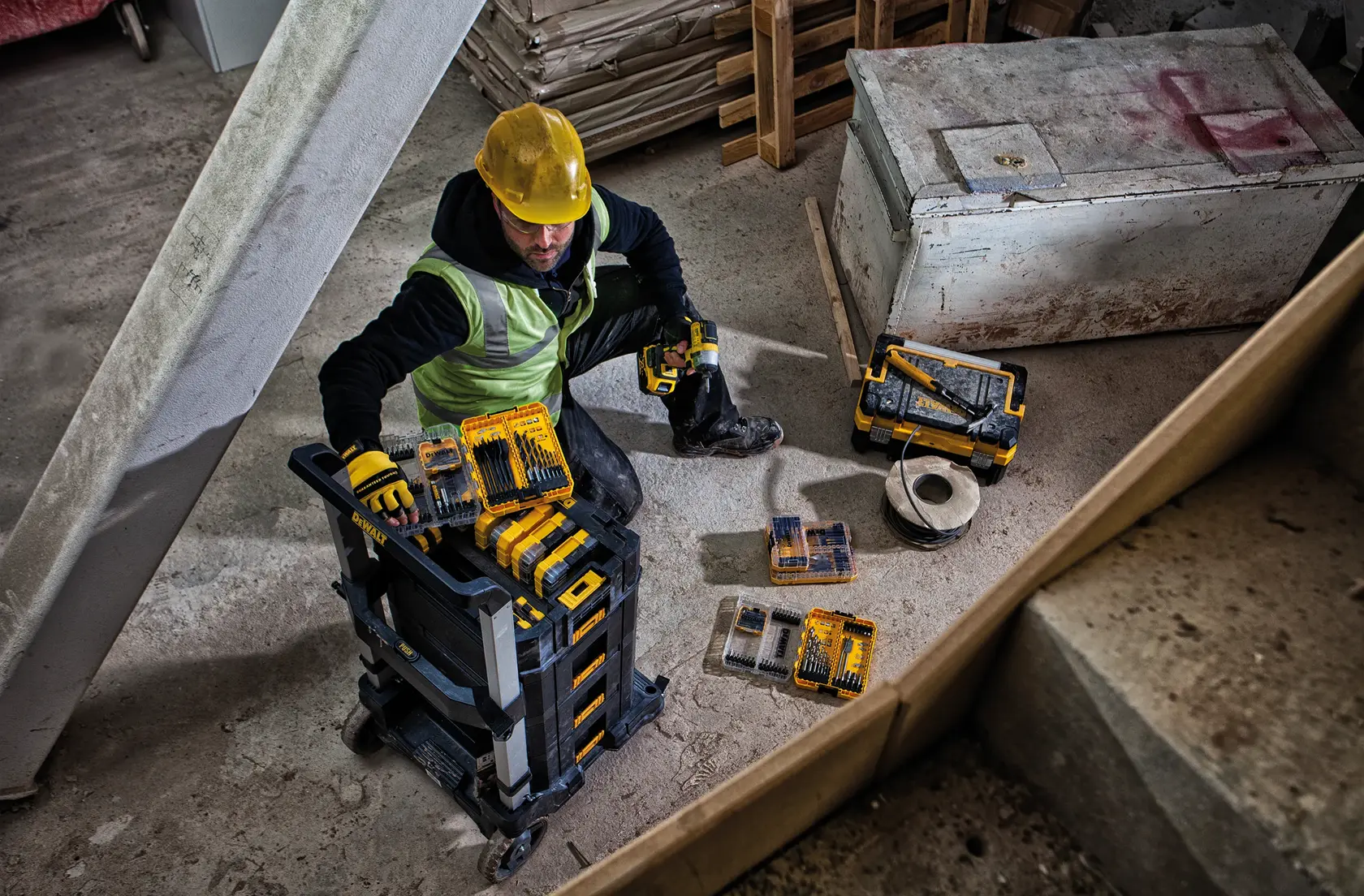 Graphique montrant la marque DEWALT XTREME Sub-Compact Series avec le slogan 'Compact et performance garantie' sur un fond jaune.